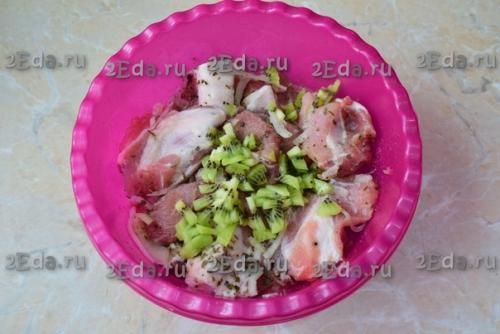 Шашлык из свинины с киви. 03