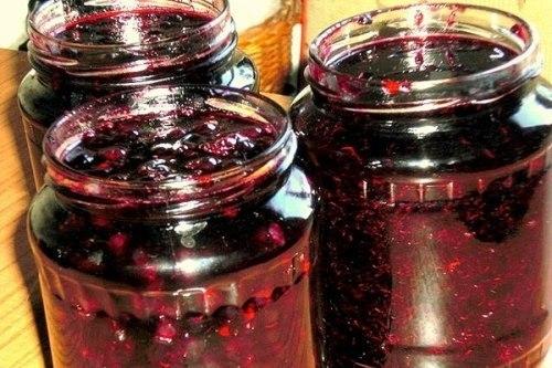 Простое варенье из черной смородины стаканами.