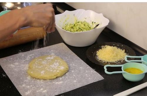 Пирог с капустой, яйцами, зеленью и сыром. 01