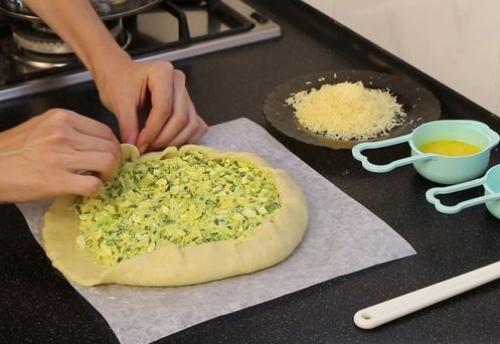 Пирог с капустой, яйцами, зеленью и сыром. 03