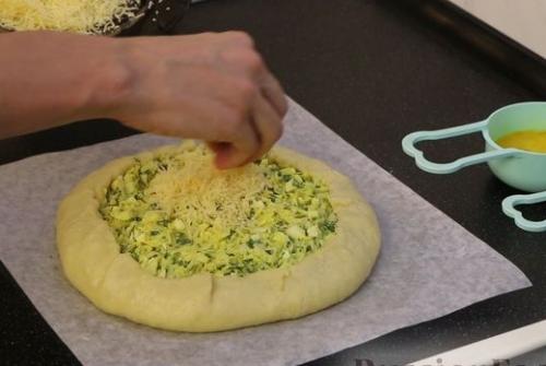 Пирог с капустой, яйцами, зеленью и сыром. 04