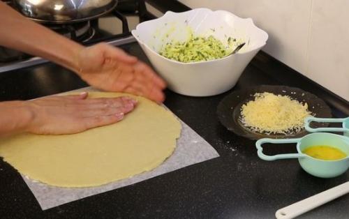 Пирог с капустой, яйцами, зеленью и сыром. 02