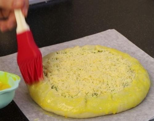 Пирог с капустой, яйцами, зеленью и сыром. 05