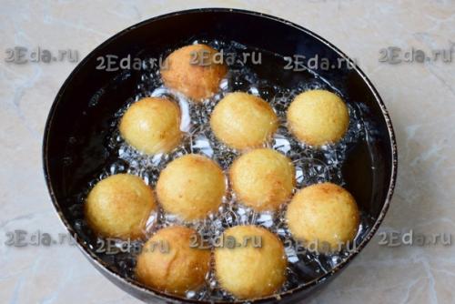 Творожные шарики, жареные в масле на сковороде. 05 Творожные шарики, жареные в масле на сковороде. 05