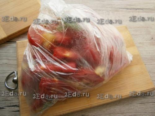 Рецепт малосольных помидоров с чесноком в пакете. 06