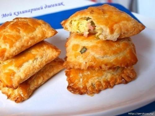 Пирожки из слоеного теста с зеленым луком, сыром и ветчиной. Пирожки из слоеного теста с зеленым луком, сыром и ветчиной.