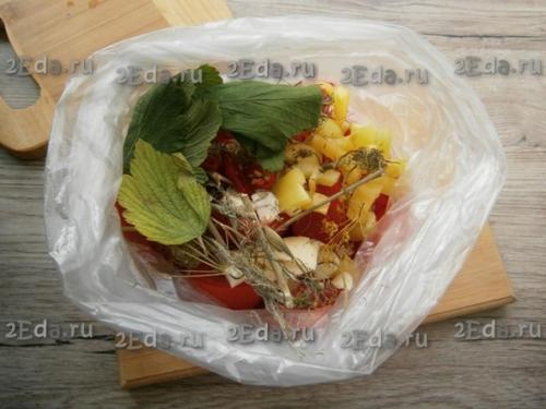 Рецепт малосольных помидоров с чесноком в пакете. 04