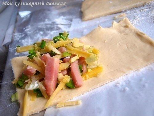 Пирожки из слоеного теста с зеленым луком, сыром и ветчиной. 02 Пирожки из слоеного теста с зеленым луком, сыром и ветчиной. 02