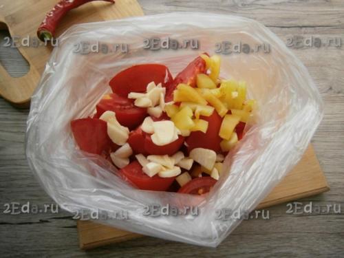 Рецепт малосольных помидоров с чесноком в пакете. 03