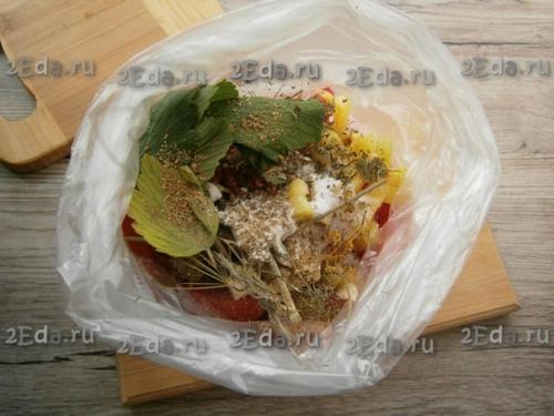 Рецепт малосольных помидоров с чесноком в пакете. 05