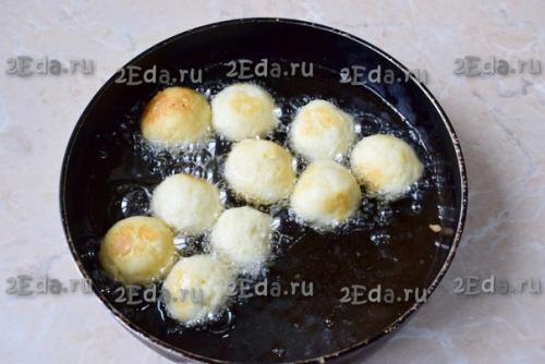 Творожные шарики, жареные в масле на сковороде. 04 Творожные шарики, жареные в масле на сковороде. 04