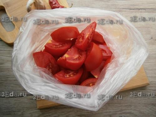 Рецепт малосольных помидоров с чесноком в пакете. 02
