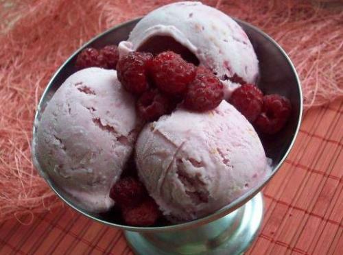 Мороженое из сгущенки, сметаны и малины.