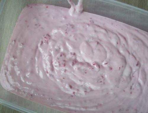 Мороженое из сгущенки, сметаны и малины. 04