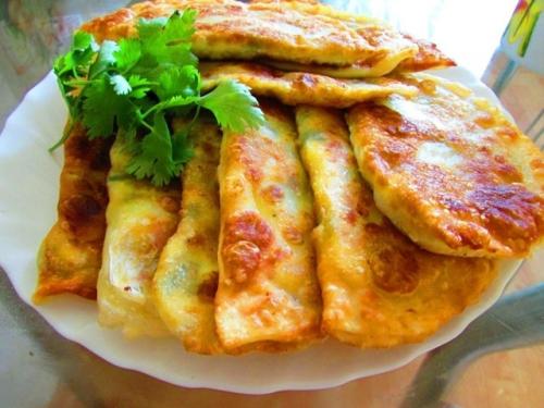 Чебуреки с яйцами, зелёным луком и сыром.

