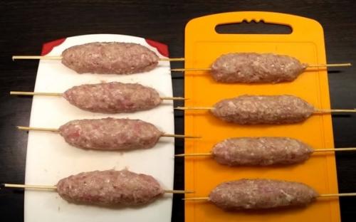Люля-кебаб.  Люля кебаб - мясная продолговатая котлета на шпажке или шампуре. 02 Люля-кебаб.  Люля кебаб - мясная продолговатая котлета на шпажке или шампуре. 02