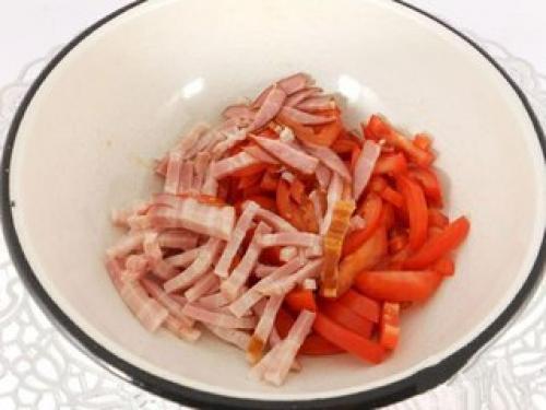 Салат из помидоров с варено-копченой грудинкой, сыром и сухариками. 01 Салат из помидоров с варено-копченой грудинкой, сыром и сухариками. 01
