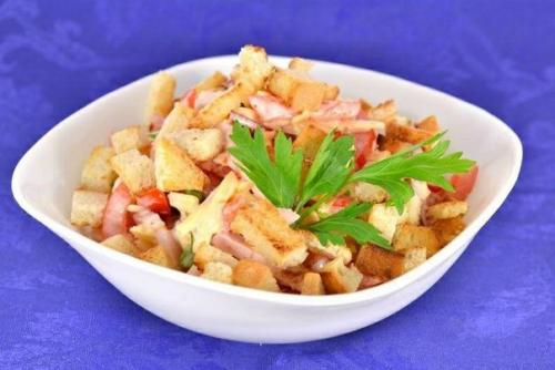Салат из помидоров с варено-копченой грудинкой, сыром и сухариками. 05 Салат из помидоров с варено-копченой грудинкой, сыром и сухариками. 05