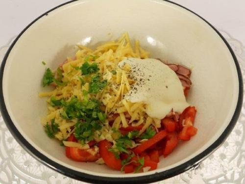 Салат из помидоров с варено-копченой грудинкой, сыром и сухариками. 03 Салат из помидоров с варено-копченой грудинкой, сыром и сухариками. 03