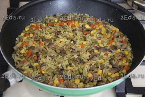 Рис с шампиньонами и овощами на сковороде. 05