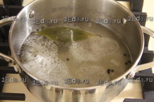 Малосольная скумбрия кусочками в рассоле с луком. 01 Малосольная скумбрия кусочками в рассоле с луком. 01