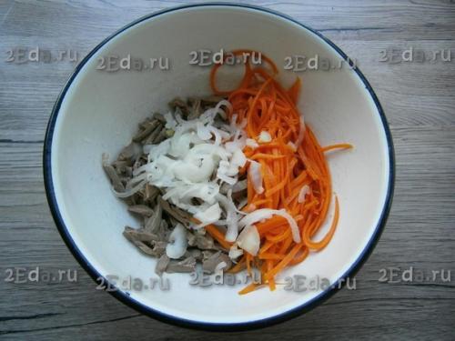 Салат из куриных сердечек с морковью и луком. 02 Салат из куриных сердечек с морковью и луком. 02