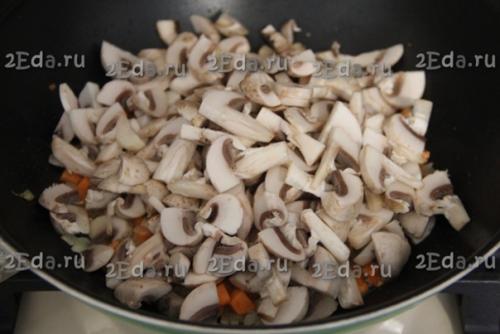 Рис с шампиньонами и овощами на сковороде. 02