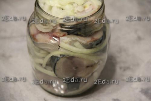 Малосольная скумбрия кусочками в рассоле с луком. 02 Малосольная скумбрия кусочками в рассоле с луком. 02