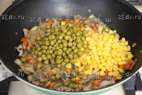 Рис с шампиньонами и овощами на сковороде. 03