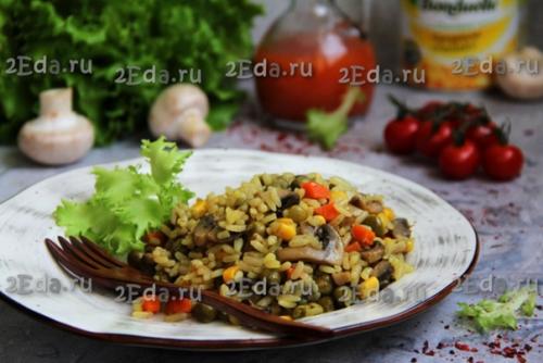 Рис с шампиньонами и овощами на сковороде. 06