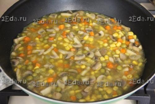 Рис с шампиньонами и овощами на сковороде. 04