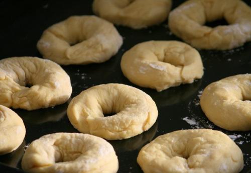 Сметанные калачики.  Буквально 30-40 минут - и у вас на столе мягкие, слегка рассыпчатые калачики с приятным домашним вкусом. 05