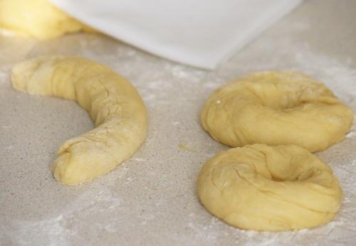 Сметанные калачики.  Буквально 30-40 минут - и у вас на столе мягкие, слегка рассыпчатые калачики с приятным домашним вкусом. 04