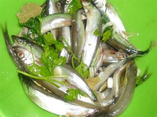 Мойва слабосоленая.  Мойву промыть и сложить в банку.