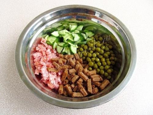 Салат с сухариками и копчёной колбасой. 05 Салат с сухариками и копчёной колбасой. 05