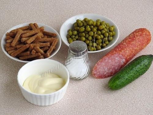 Салат с сухариками и копчёной колбасой. 01 Салат с сухариками и копчёной колбасой. 01