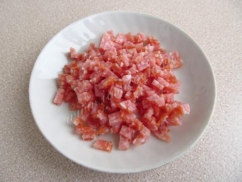 Салат с сухариками и копчёной колбасой. 02 Салат с сухариками и копчёной колбасой. 02