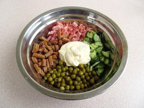 Салат с сухариками и копчёной колбасой. 06 Салат с сухариками и копчёной колбасой. 06