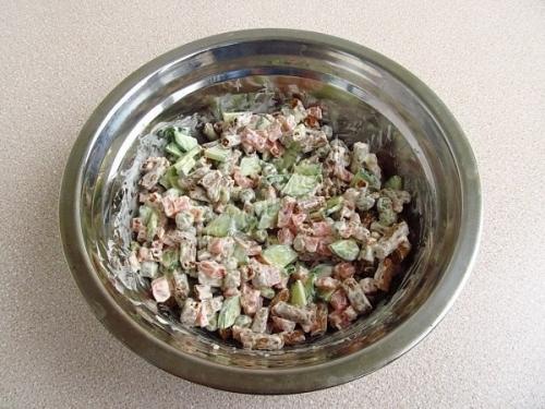 Салат с сухариками и копчёной колбасой. 07 Салат с сухариками и копчёной колбасой. 07