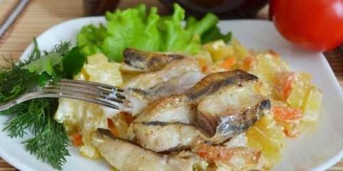 Скумбрия, тушеная в сметане с морковью и луком. Скумбрия, тушеная в сметане с морковью и луком.