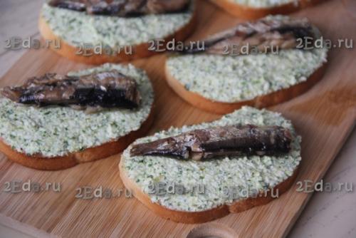 Бутерброды с плавленным сыром и шпротами. 05 Бутерброды с плавленным сыром и шпротами. 05