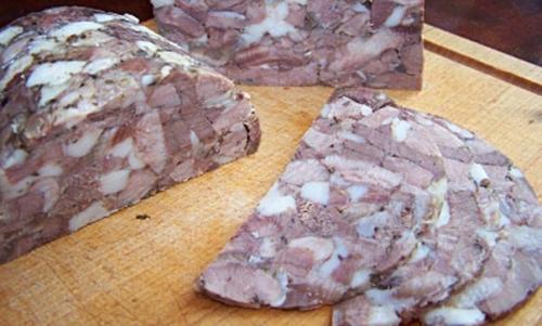 Зельц.  Ингредиенты:  1 свиная рулька.