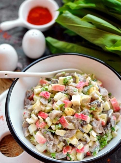 Салат с жареными вешенками и крабовыми палочками. Салат с жареными вешенками и крабовыми палочками.