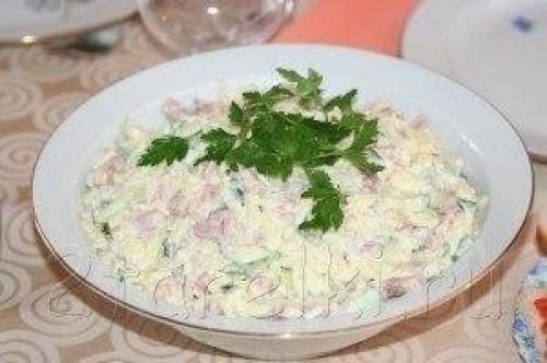 Салат Неженка.  Вкусный праздничный салатик, нежный, но пикантный за счет чесночка.