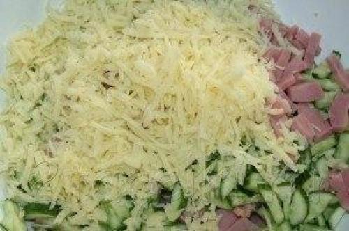 Салат Неженка.  Вкусный праздничный салатик, нежный, но пикантный за счет чесночка. 03