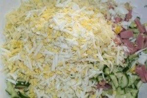 Салат Неженка.  Вкусный праздничный салатик, нежный, но пикантный за счет чесночка. 04