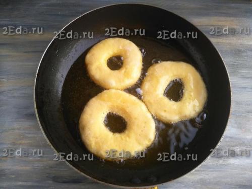 Пончики на кефире без дрожжей на сковороде. 04