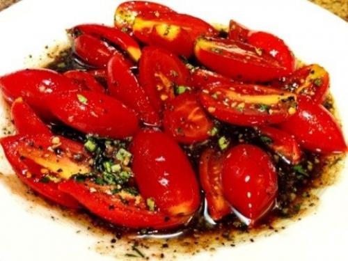 Маринованные помидоры с зеленым луком по-быстрому - отличная закуска за 20 минут.