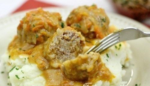 Тефтели с рисом и сливочной подливкой в духовке.


