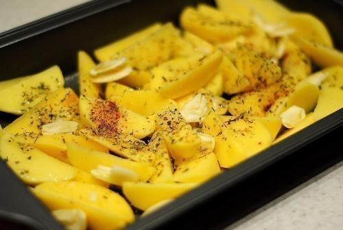 Курица, маринованная в кефире, запечённая с картофелем с травами и чесноком. 01